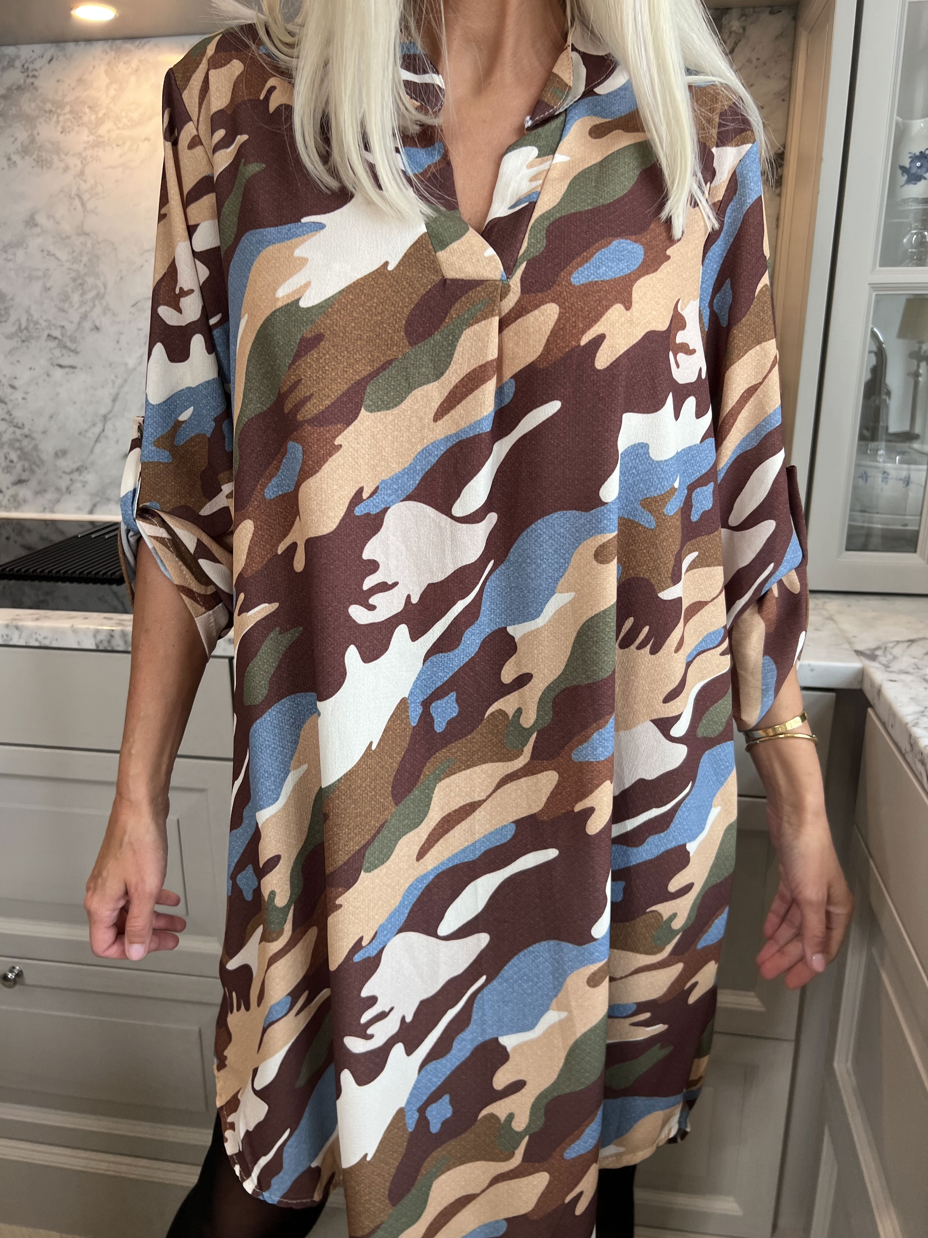 Vanesa Dress Camo - Lätt och luftig klänning i kamouflagemönster
